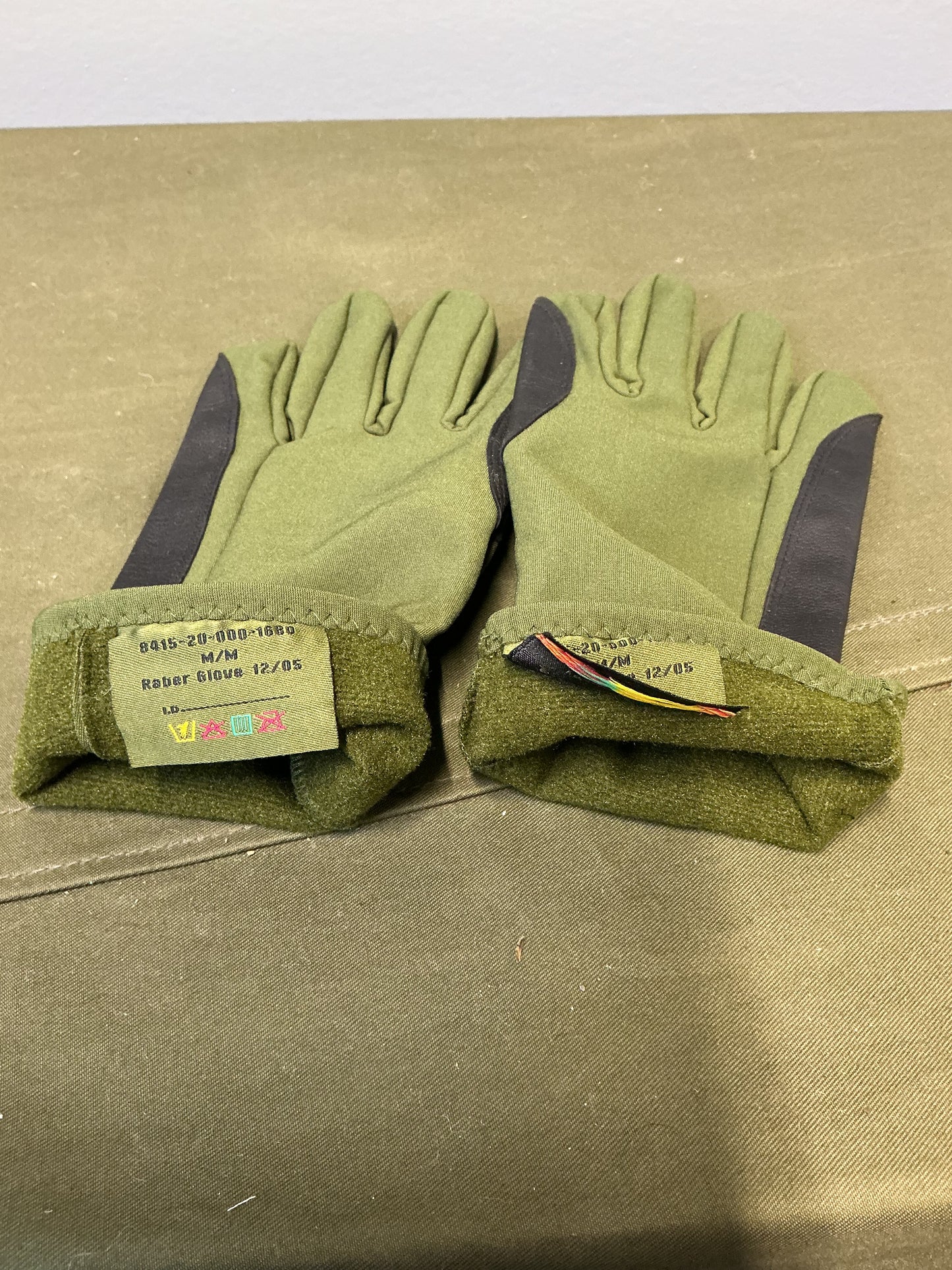 Vintage Canadian Forces Mortar Gloves Medium .