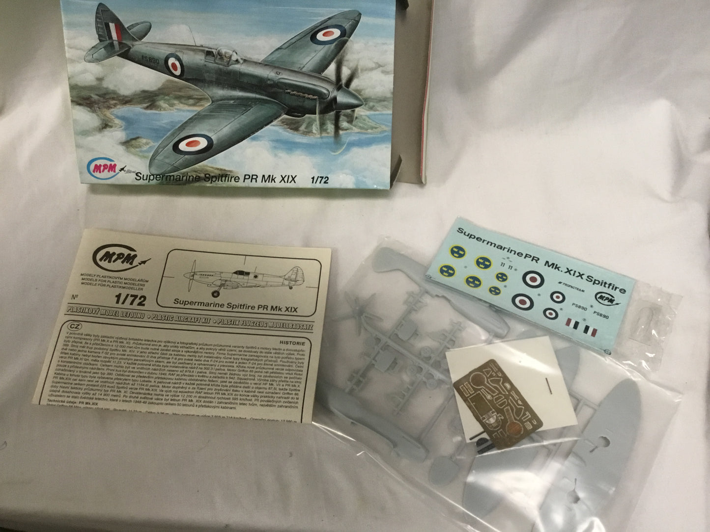 Supermarine Spitfire PR MK XIX 1/72 Scale Model