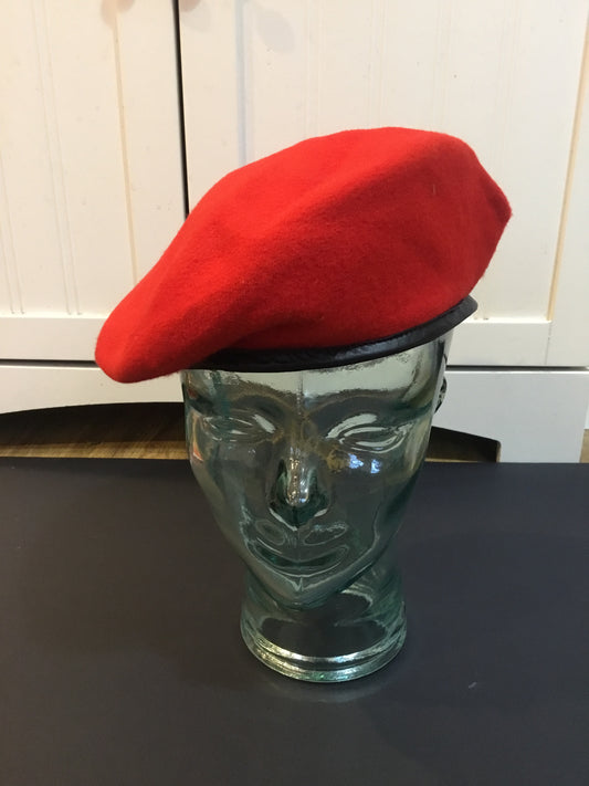 NOS Canadian Military Red beret ,  Dated 1952