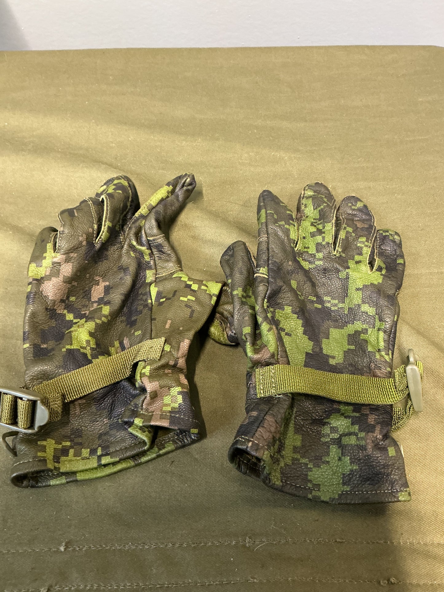 Canadian Forces CADPAT Leather Gloves