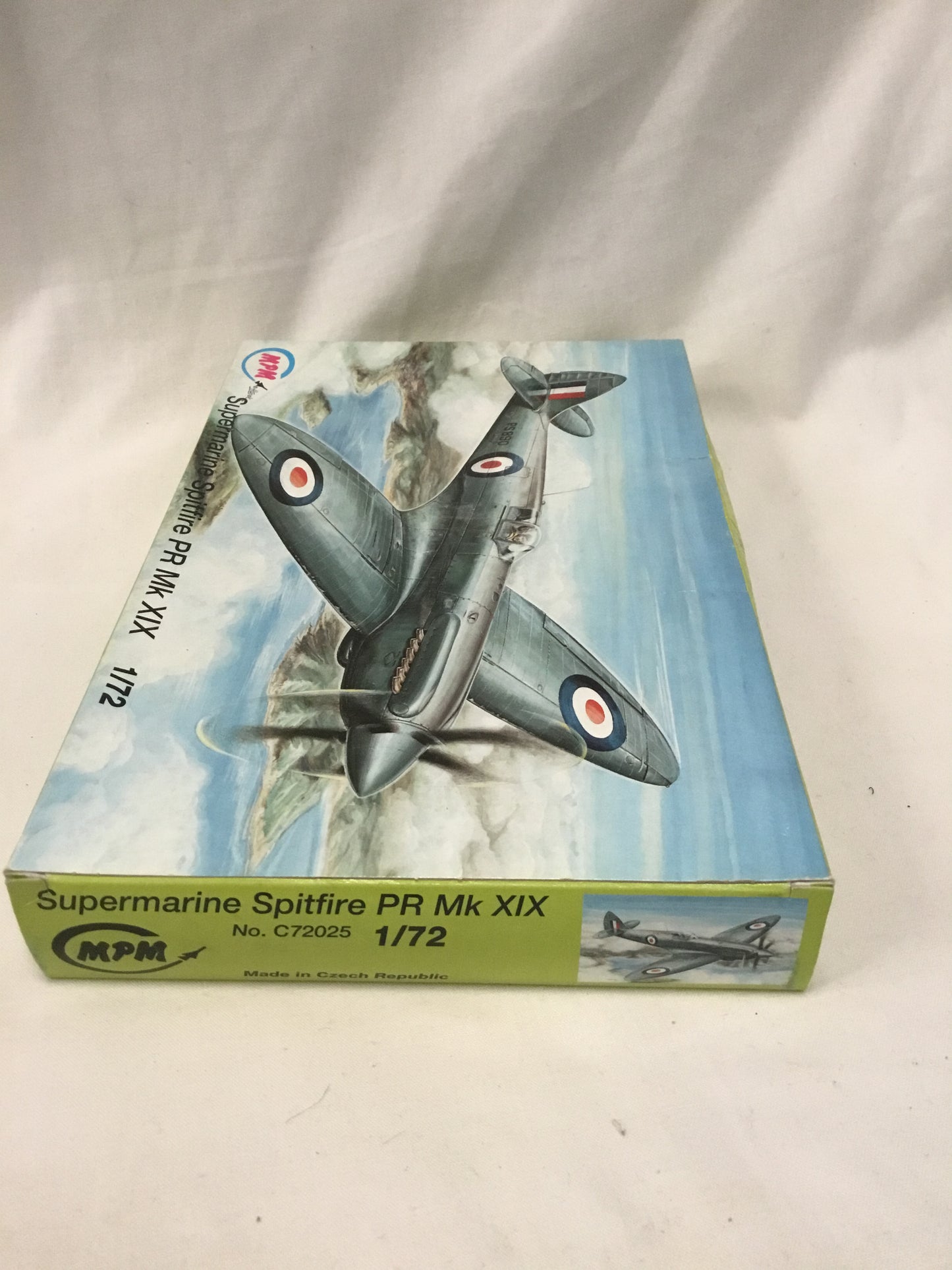 Supermarine Spitfire PR MK XIX 1/72 Scale Model