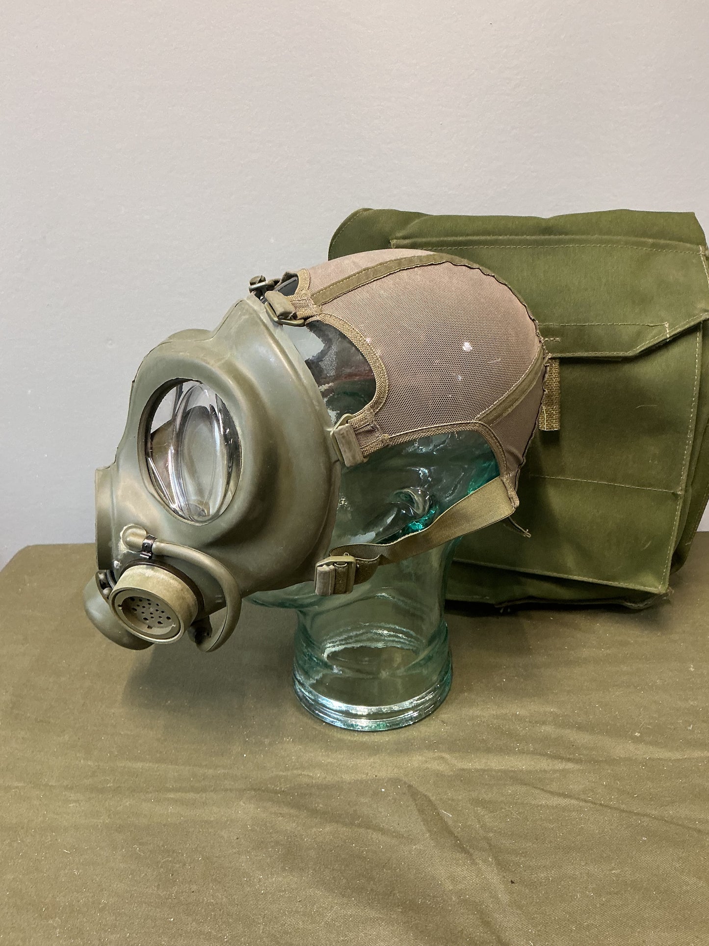 Canadian Forces C4 Gas Mask and Carry Bag