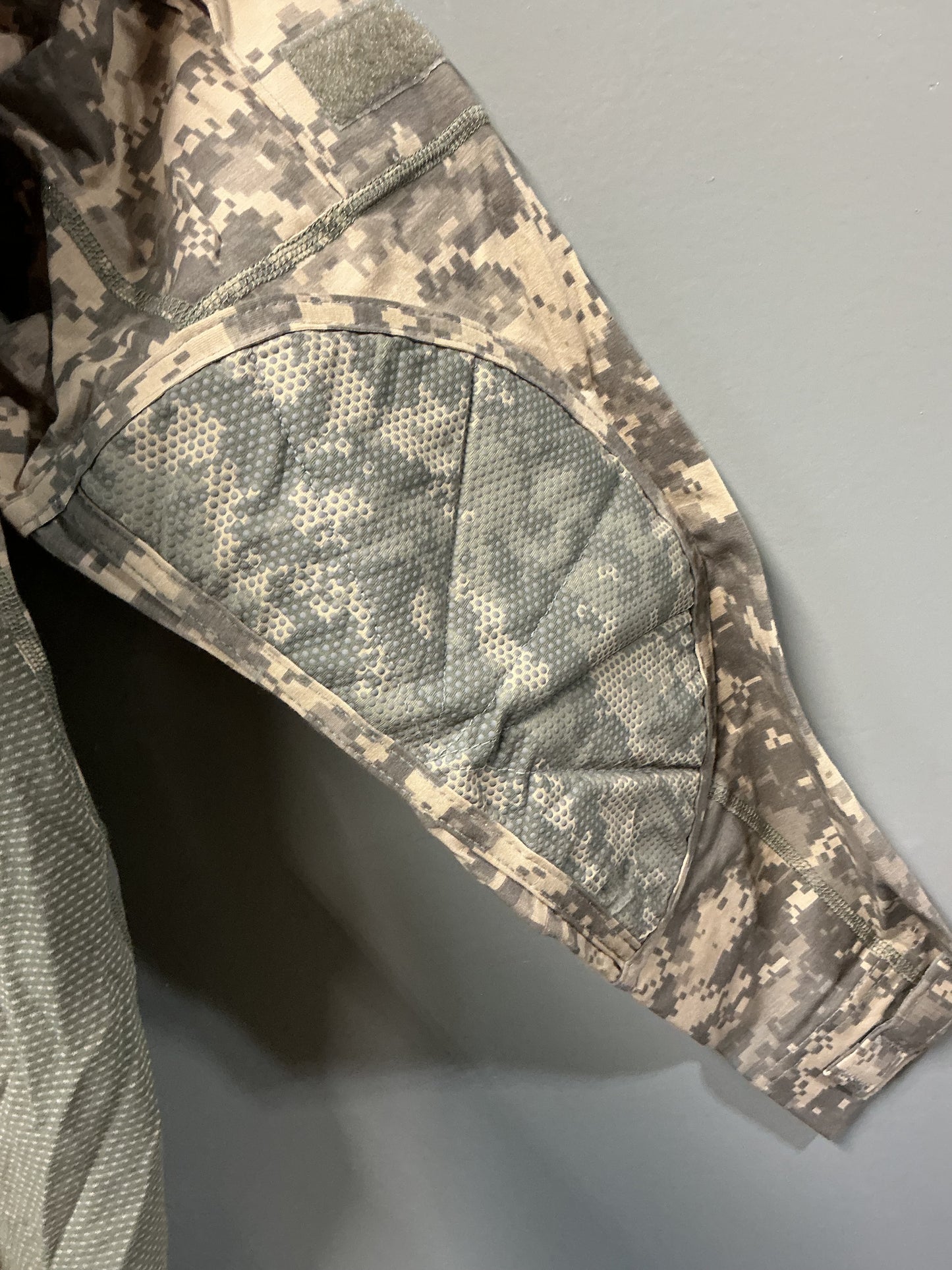 New ACU pattern Military Under Body Armour Combat Shirt size Large .Padded elbows
