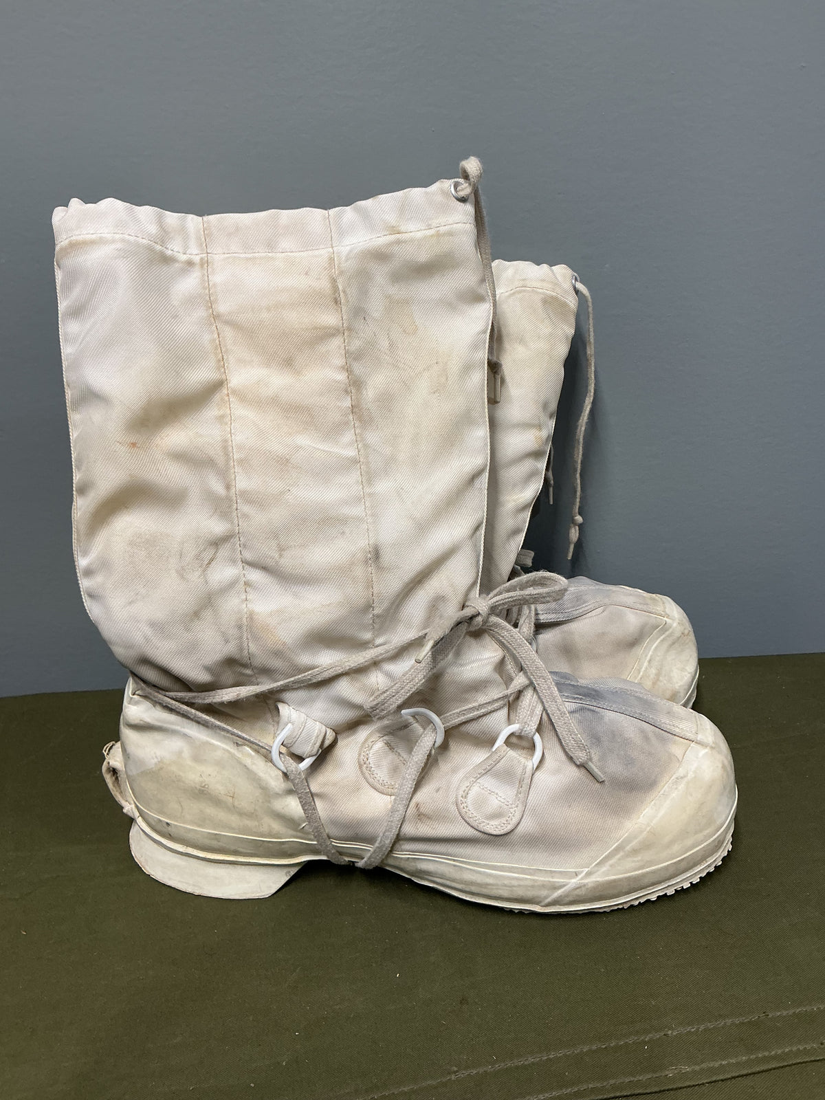 Military  Mucklucks with Liners Size 10 In good condition