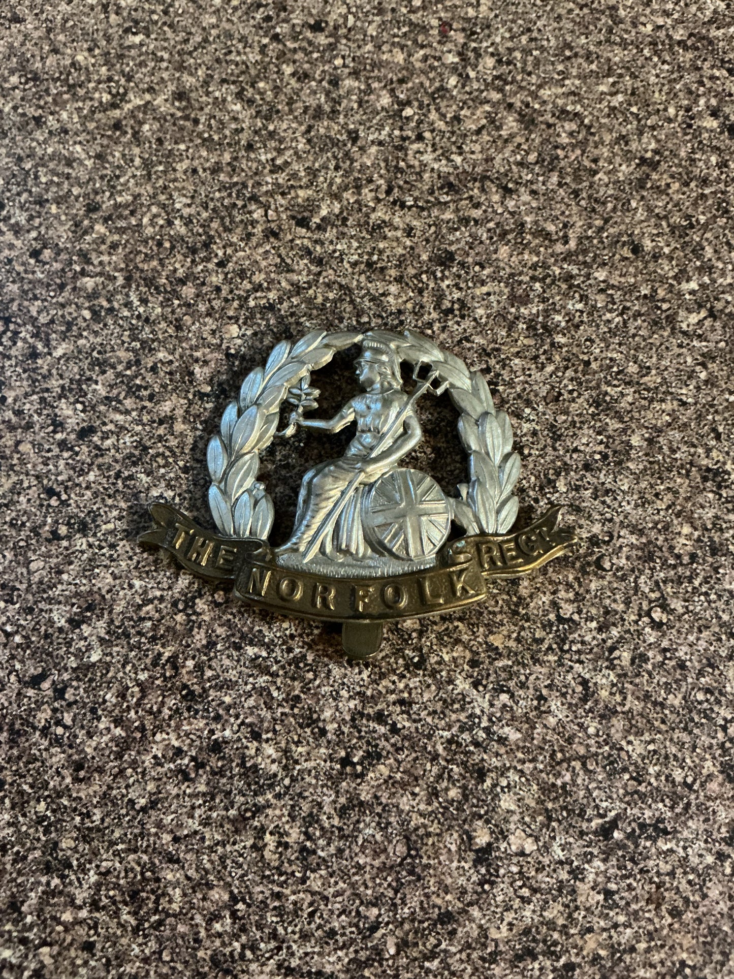 British ROYAL NORFOLK REGIMENT CAP BADGE