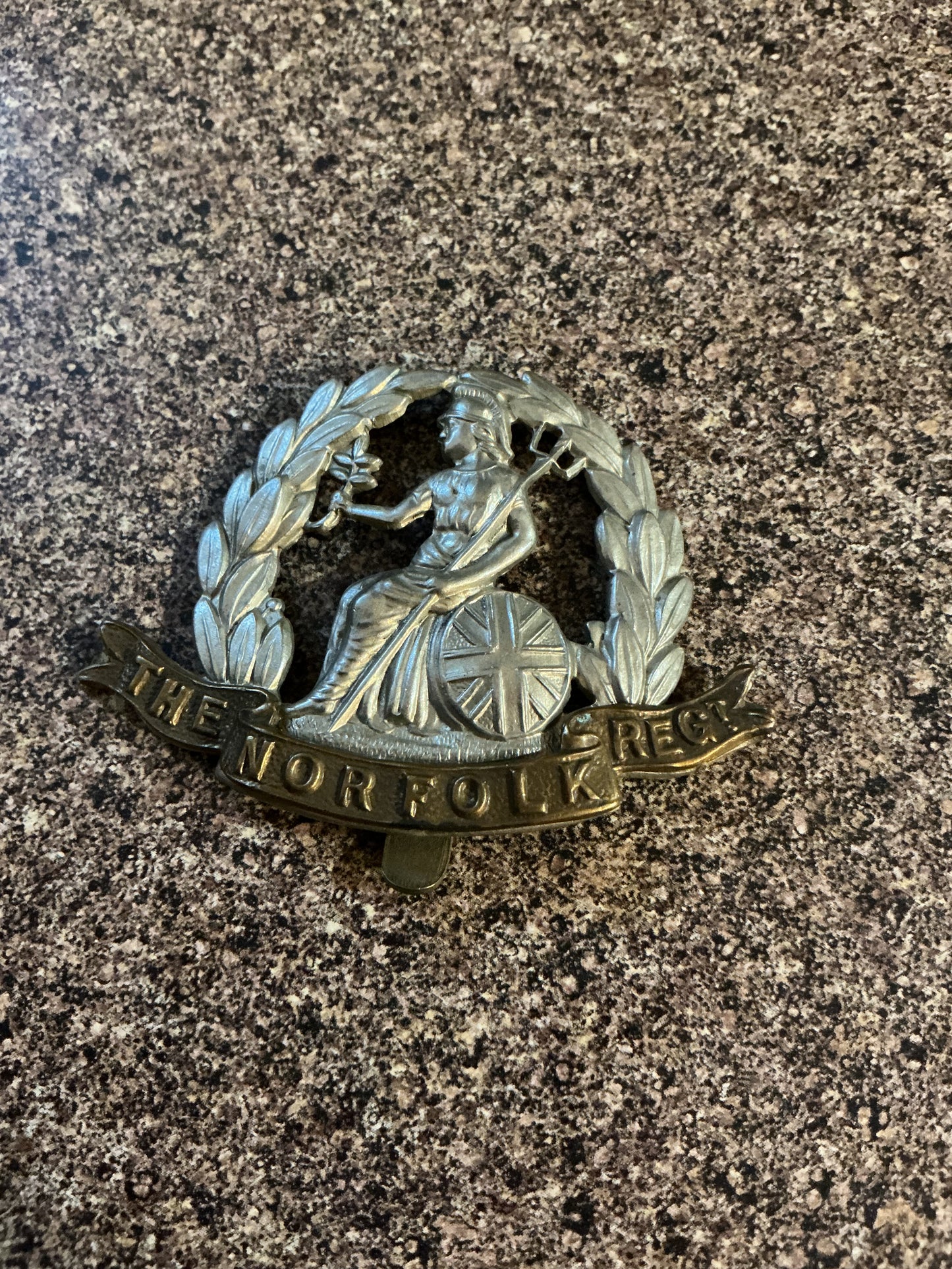 British ROYAL NORFOLK REGIMENT CAP BADGE