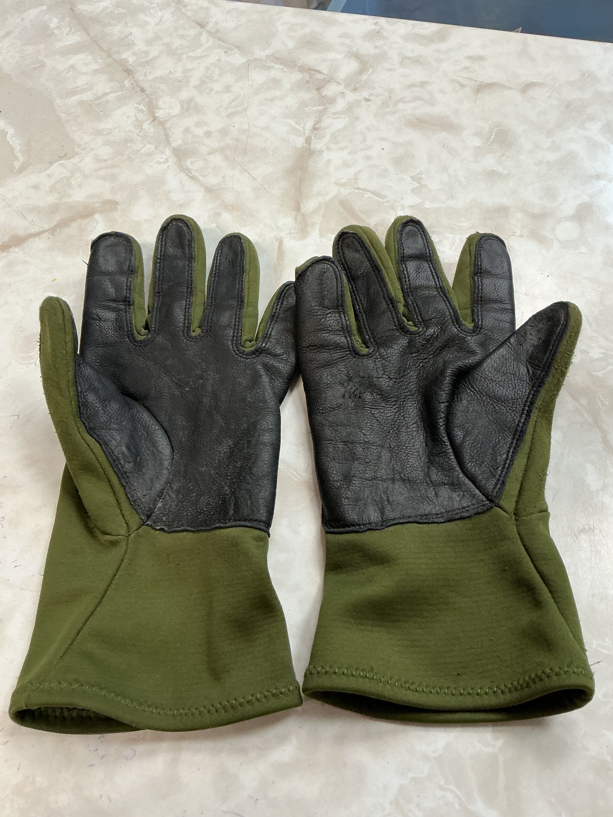 Vintage Canadian Forces Mortar Gloves Medium .
