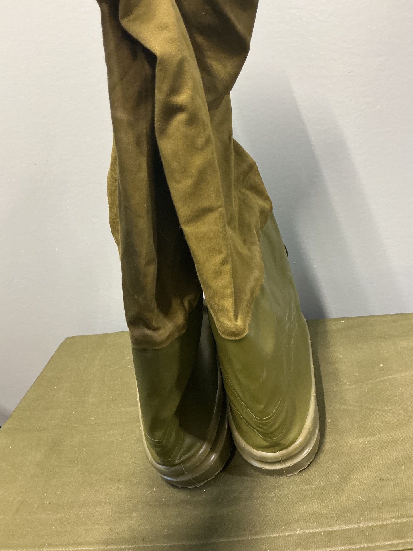 Mittet Overboots Cold/Wet Protection , (lightly used )size 41-42 or size 8.5-9