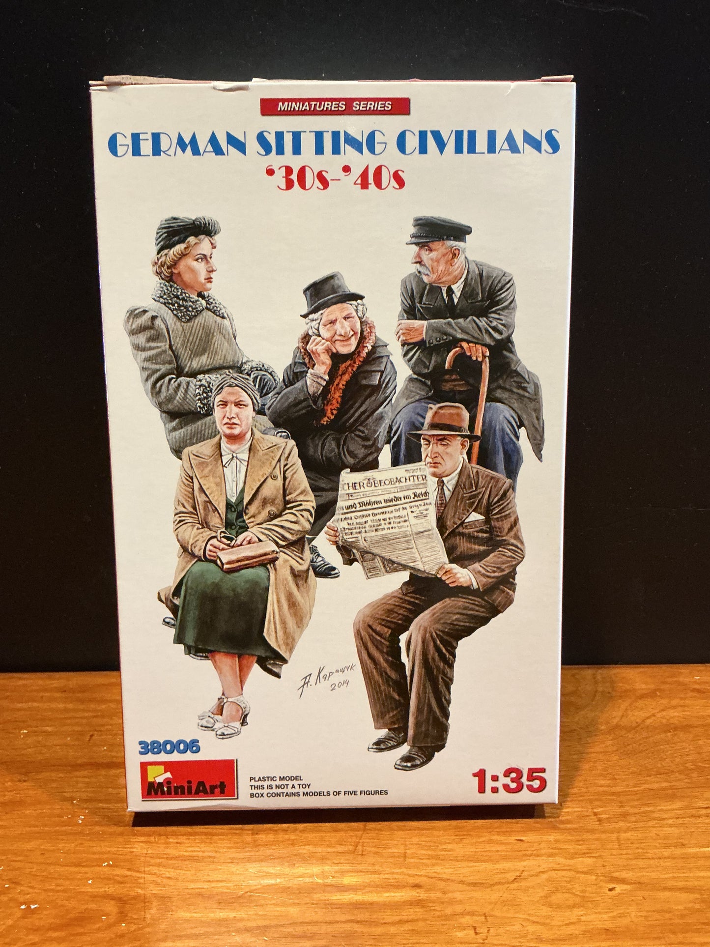 1:35 Miniart German Sitting Civilians 1930s-40s