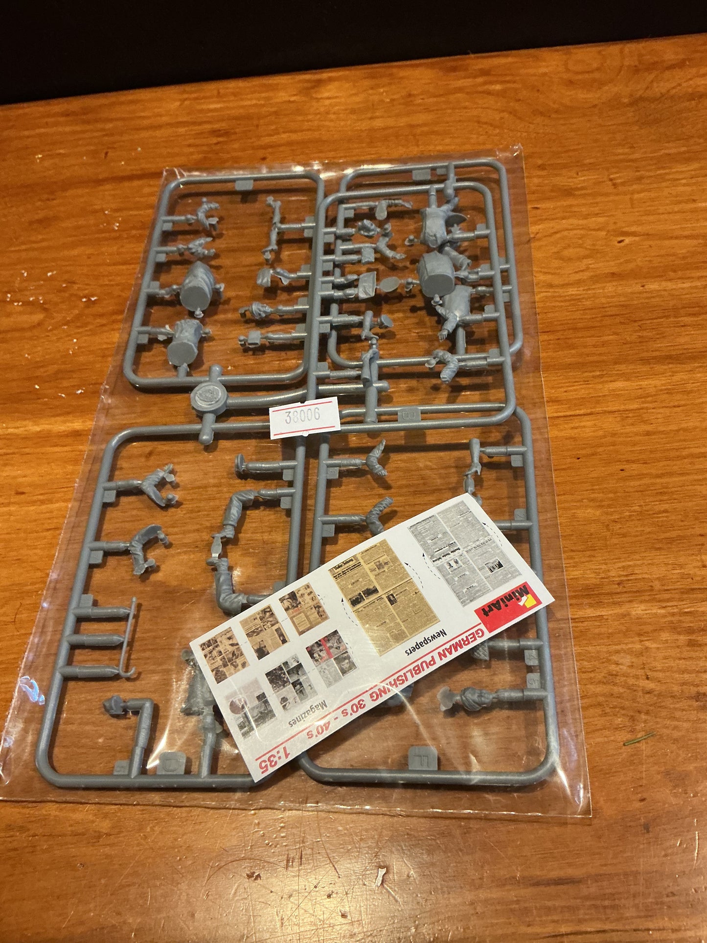1:35 Miniart German Sitting Civilians 1930s-40s