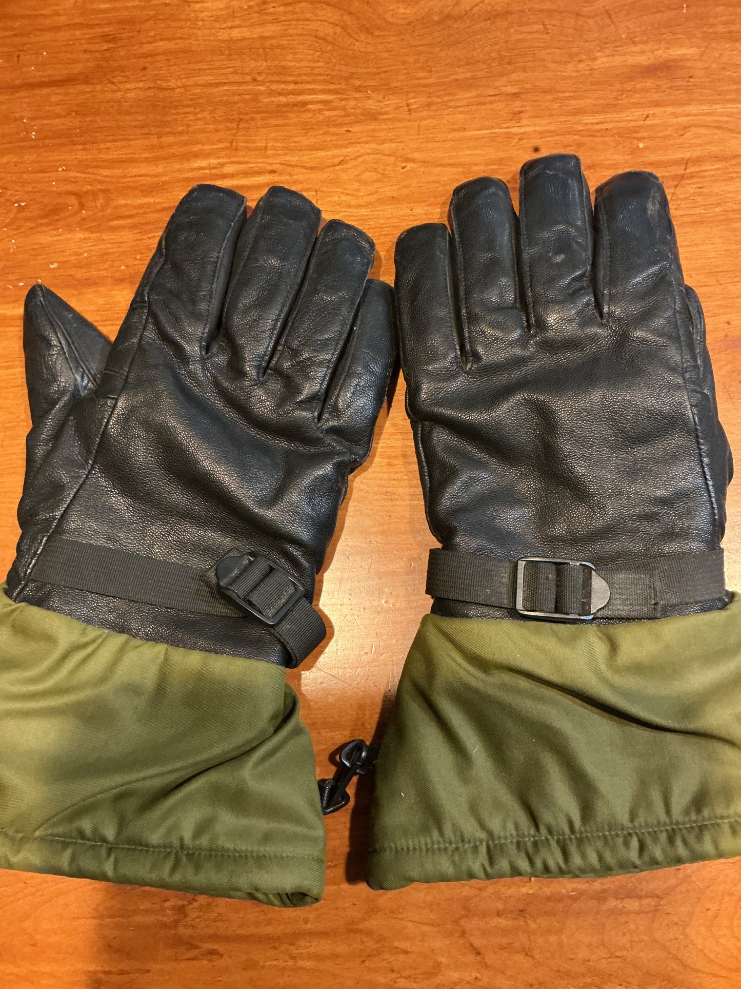 Canadian Forces Cold/ Wet Weather Gore- Tex Lined Gloves size Large