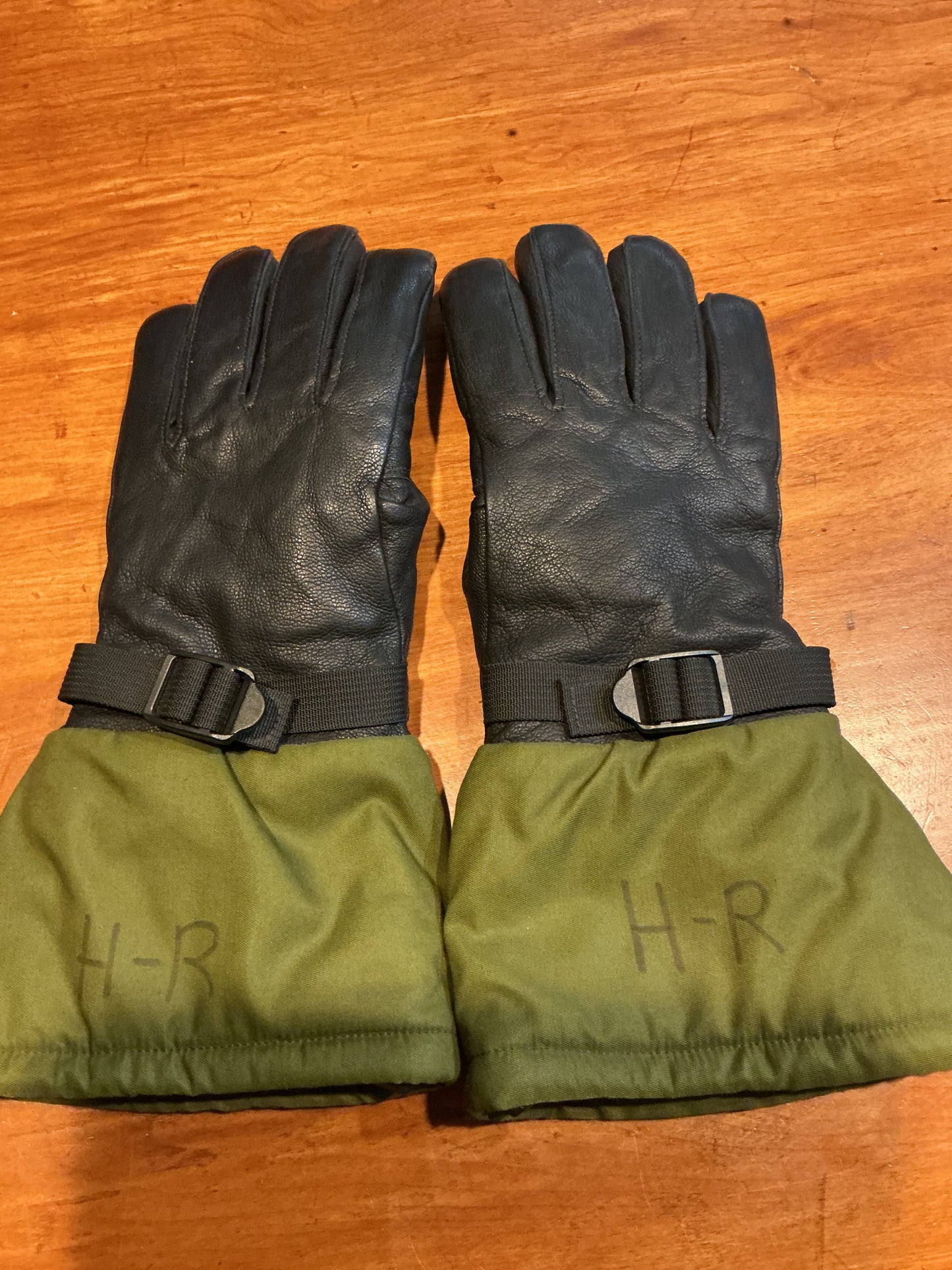 Canadian Forces Cold/ Wet Weather Gore- Tex Lined Gloves size Small
