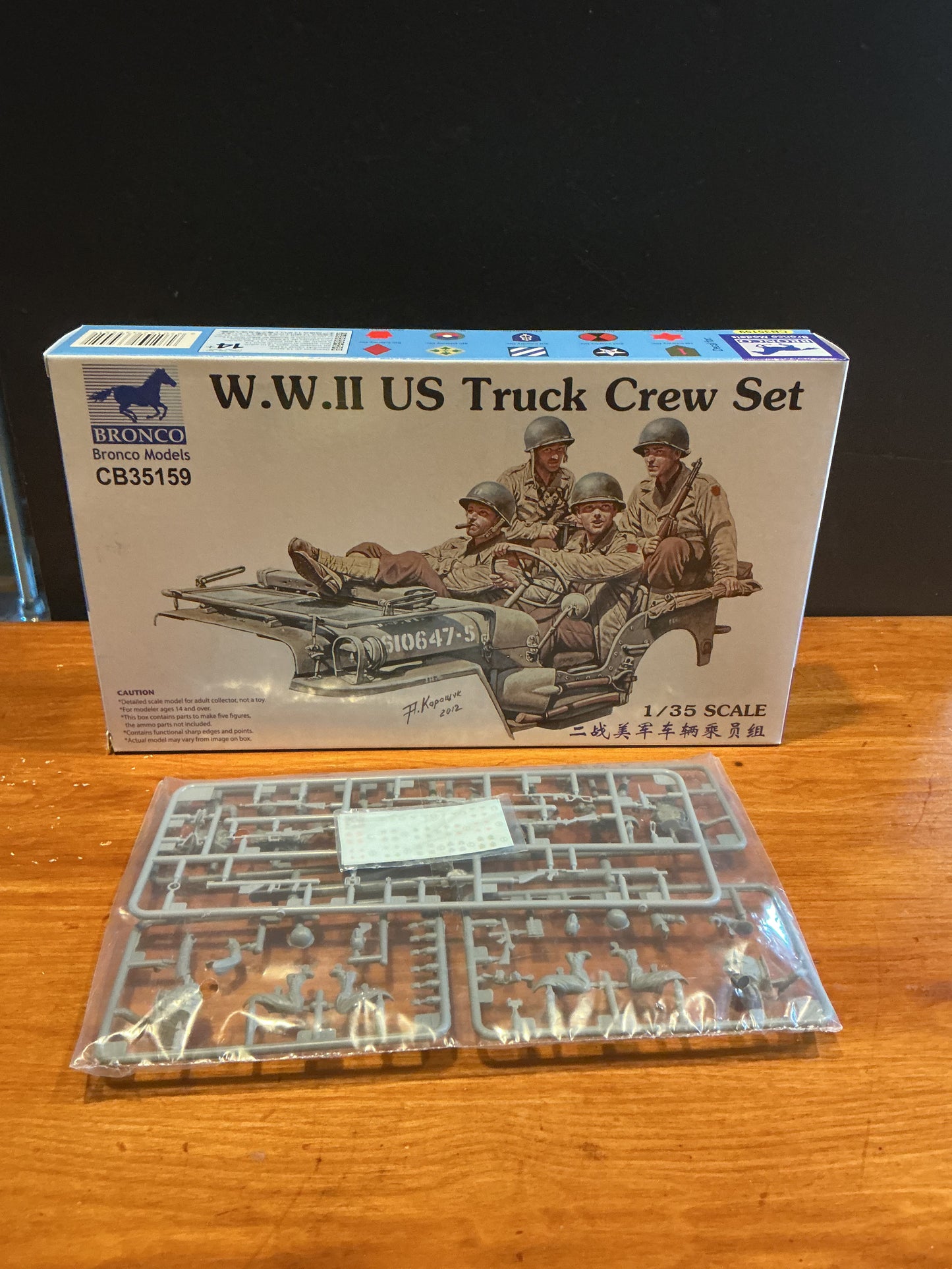 Bronco Model Kit CB35159 1/35 WWII US Truck Crew Set (4 Figures)