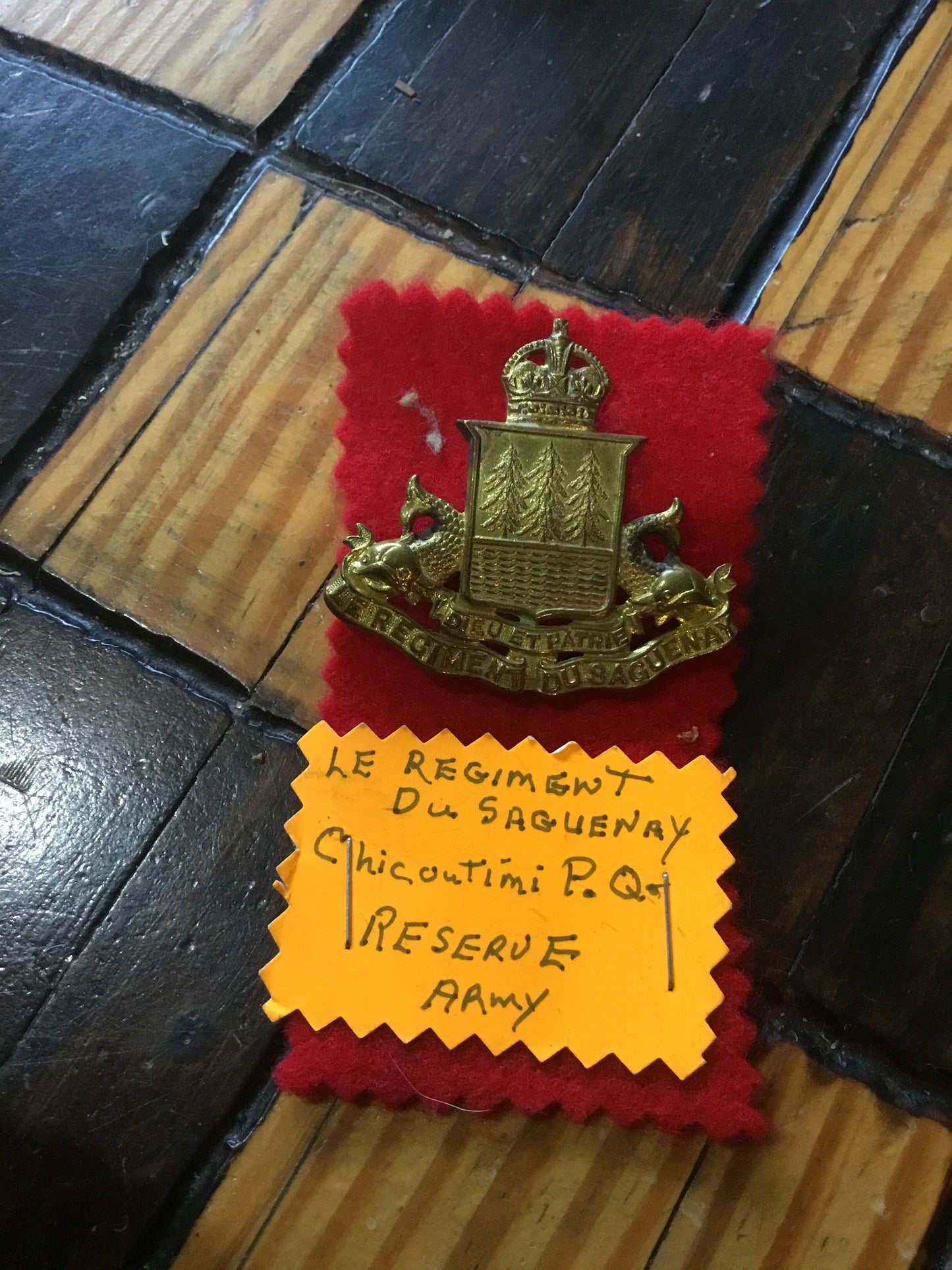 Canadian Regiment du Saguenay cap badge. The badge is in good condition with original lugs.