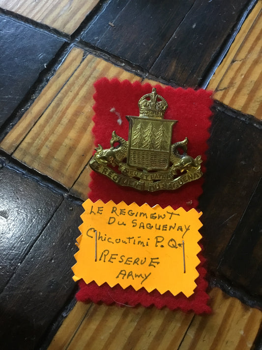 Canadian Regiment du Saguenay cap badge. The badge is in good condition with original lugs.