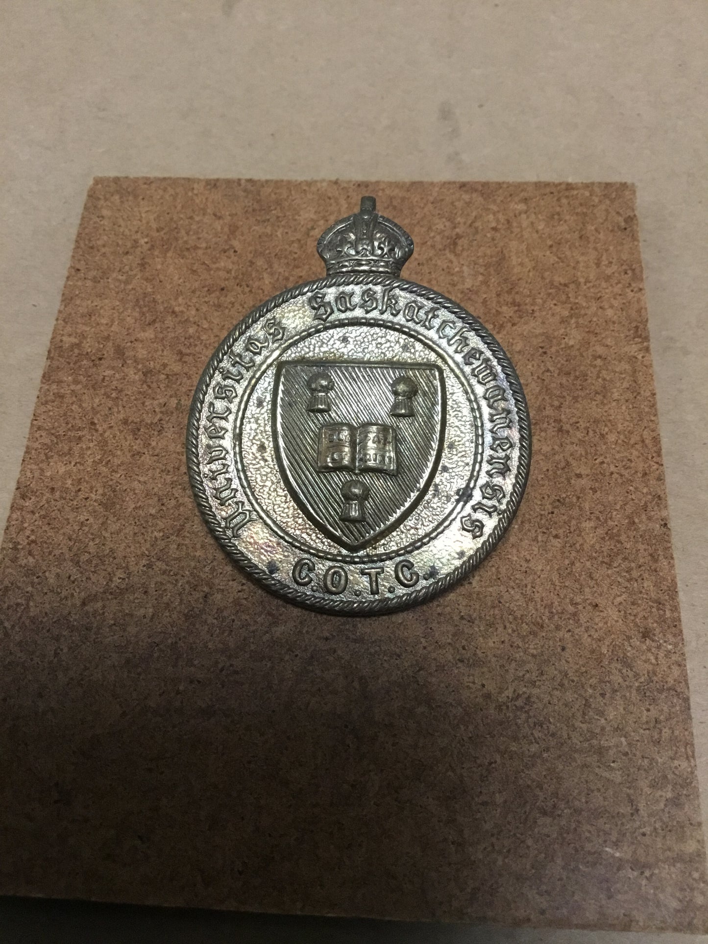 Canada: WWII Saskatchewan University Saskatoon C.O.T.C. Cap Badge