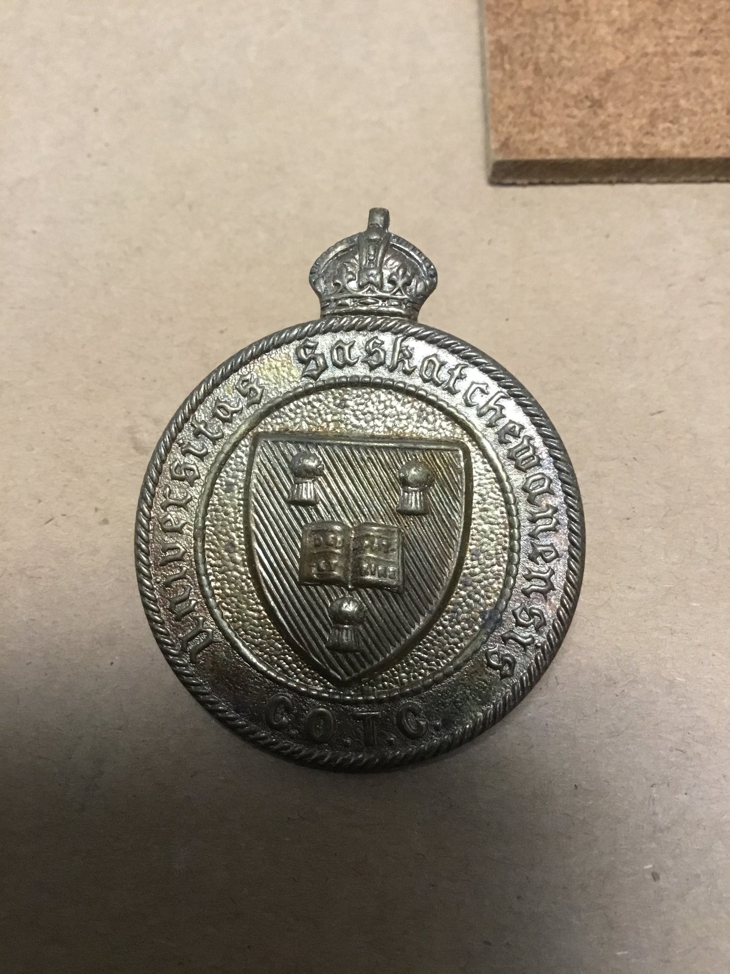 Canada: WWII Saskatchewan University Saskatoon C.O.T.C. Cap Badge