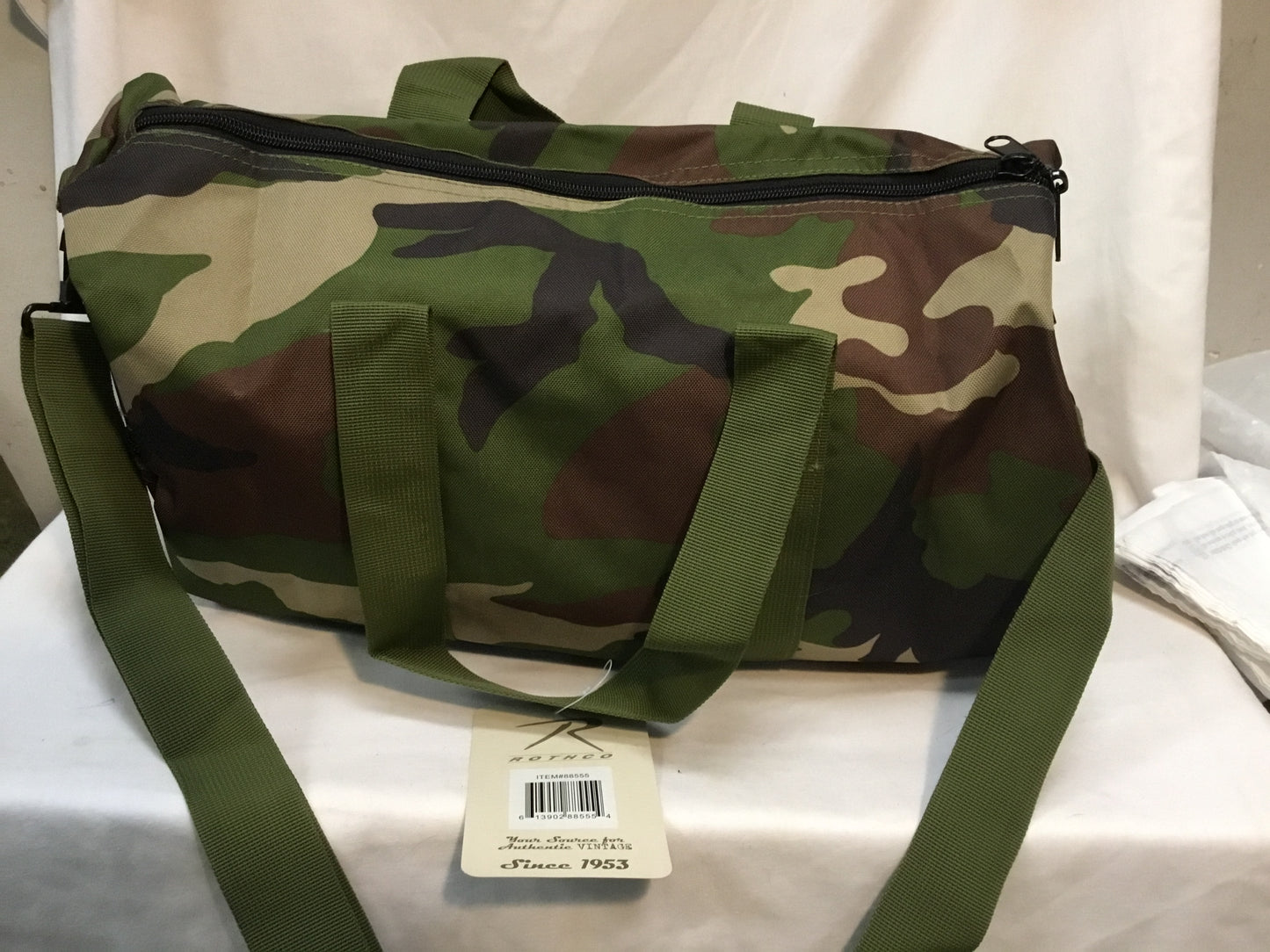 New WOODLAND CAMO SHOULDER DUFFLE BAG / 19"