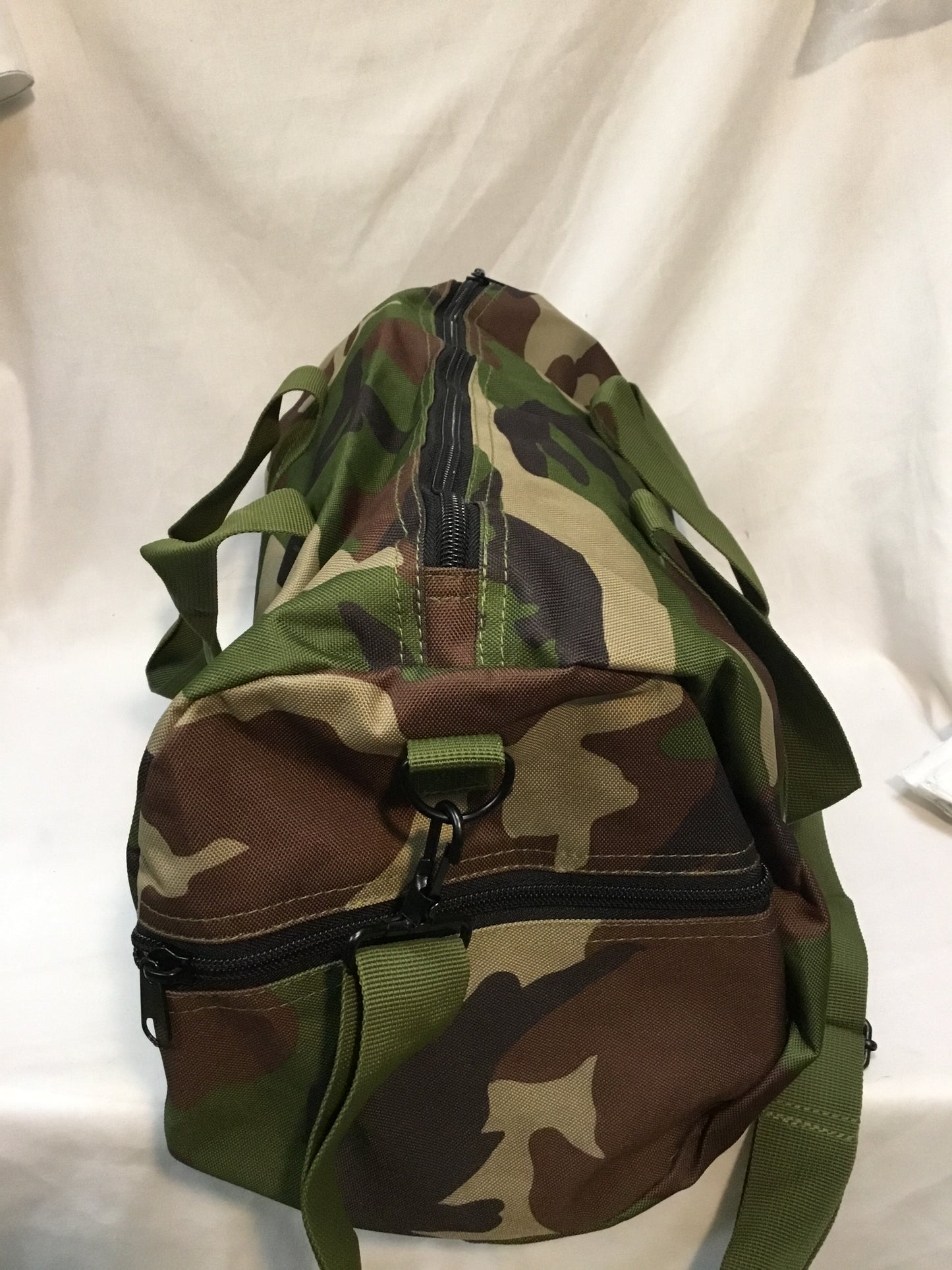 New WOODLAND CAMO SHOULDER DUFFLE BAG / 19"