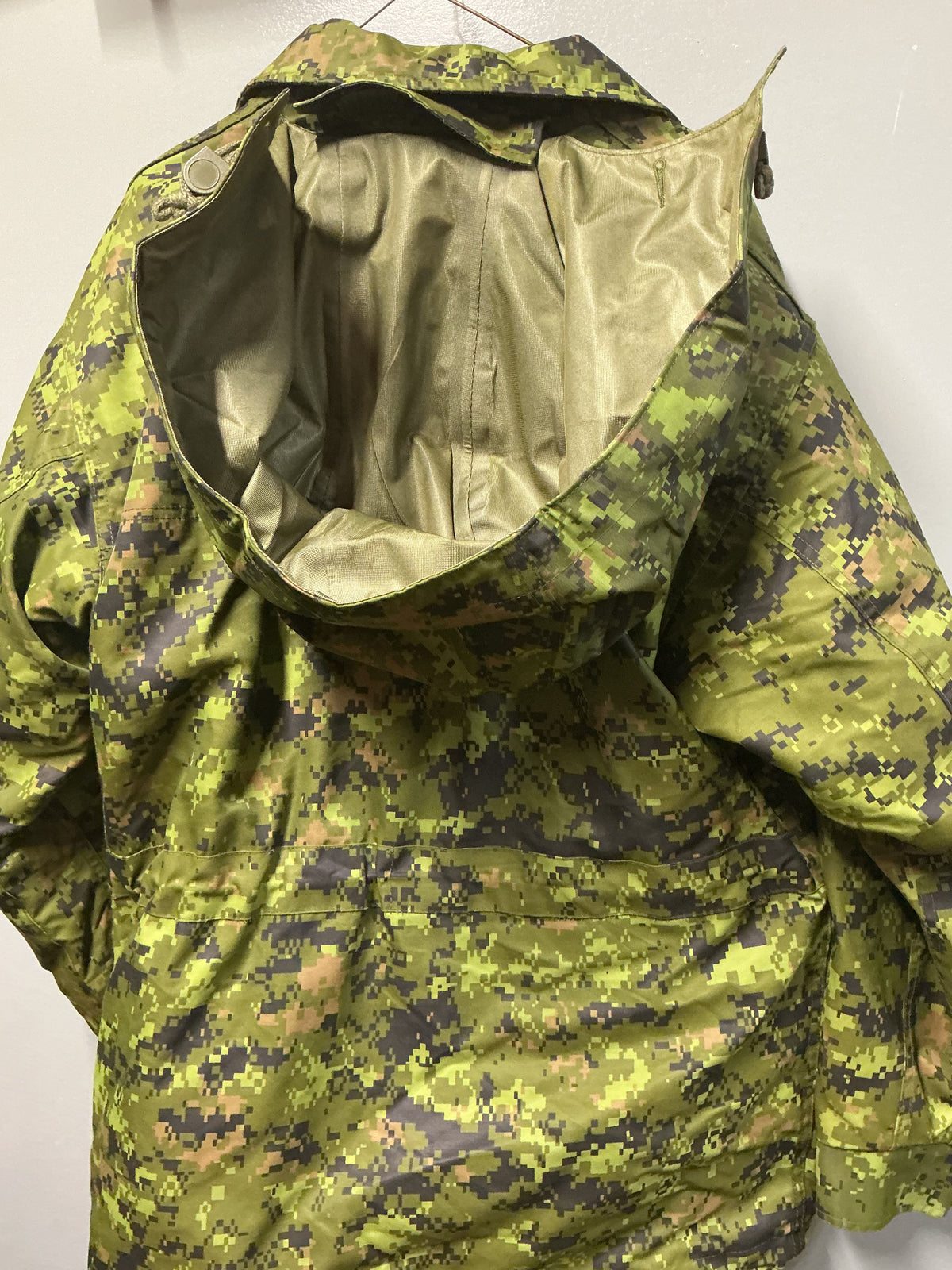 Canadian Armed Forces CADPAT ICE Combat Jacket Size Medium Regular