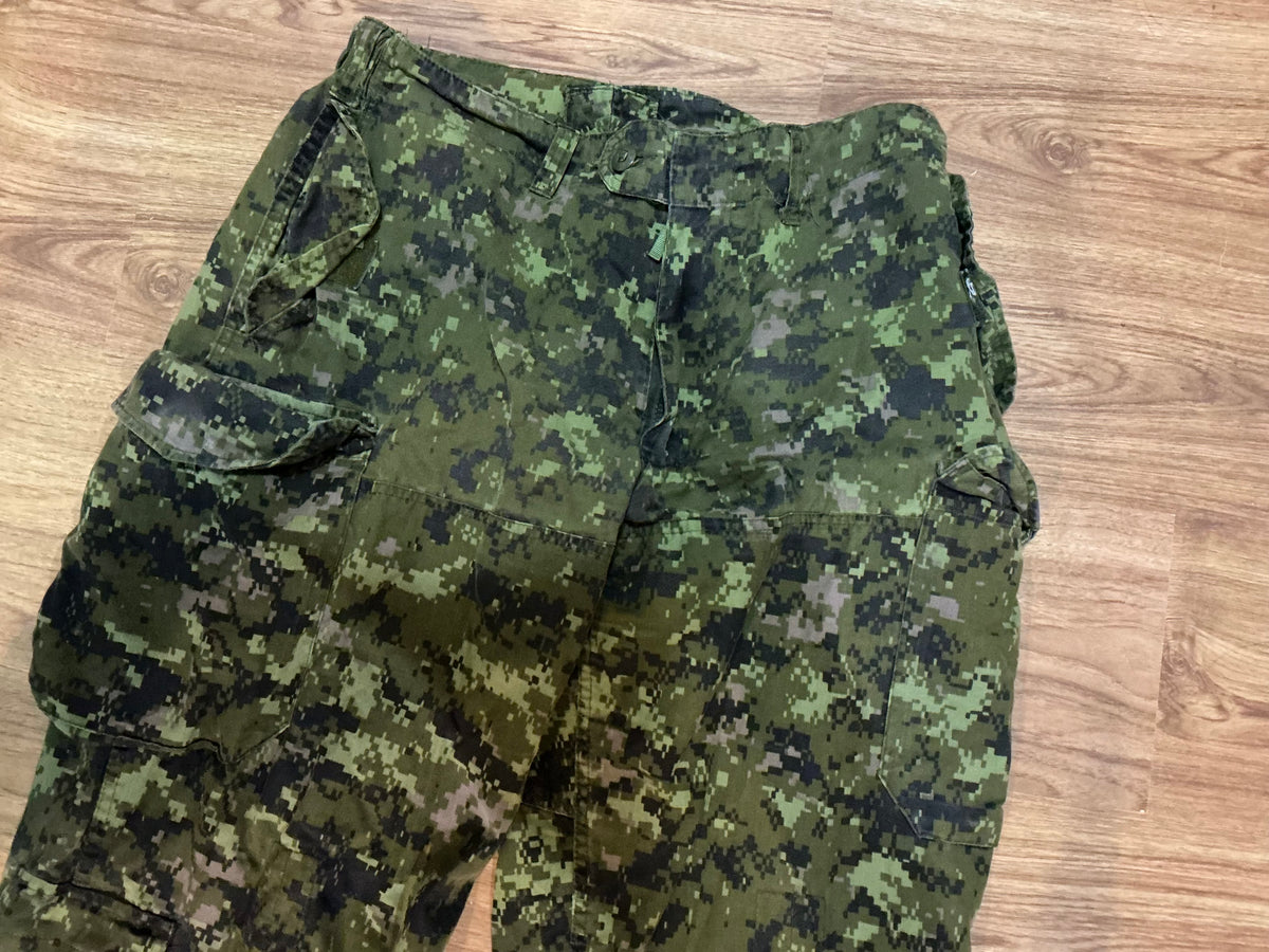 Original Canadian Forces Cadpat Combat Pants Size Large Short  or 67/38