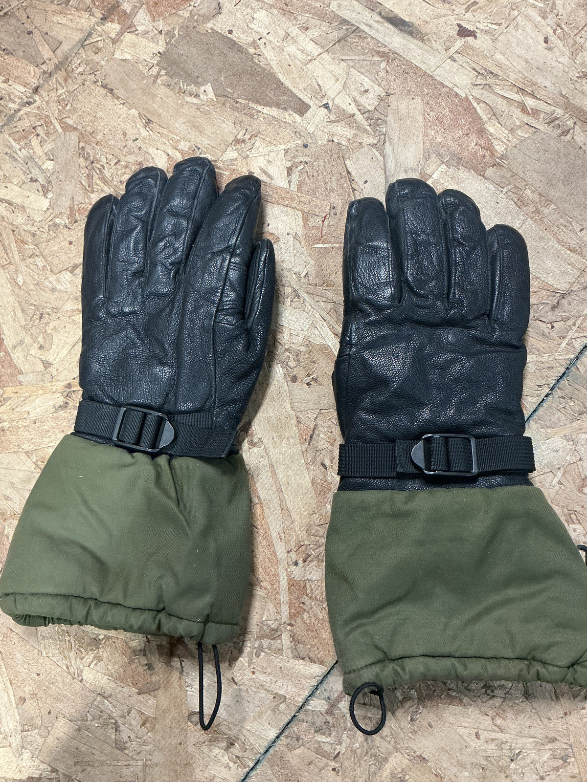 Canadian Forces Cold/ Wet Weather Gore- Tex Lined Gloves size Small