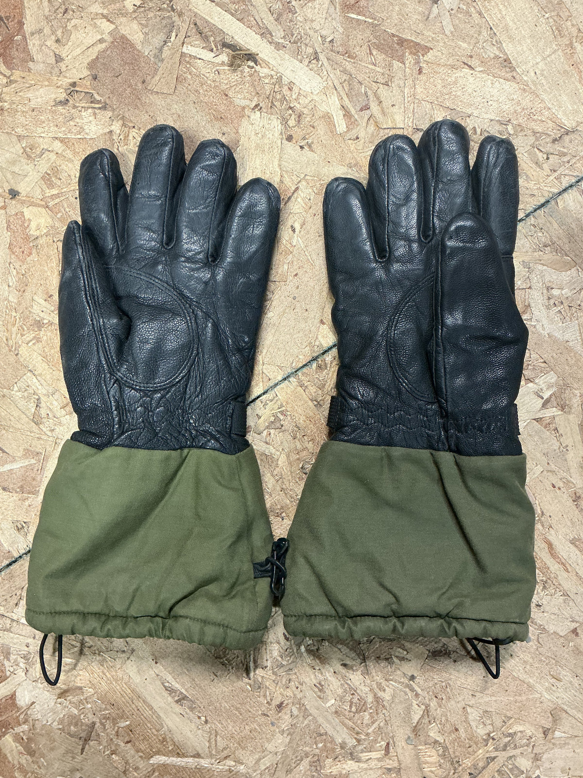 Canadian Forces Cold/ Wet Weather Gore- Tex Lined Gloves size Small
