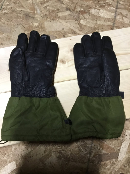 Canadian Forces Wet Weather Gore- Tex Lined Gloves size ;MEDIUM , in good condition