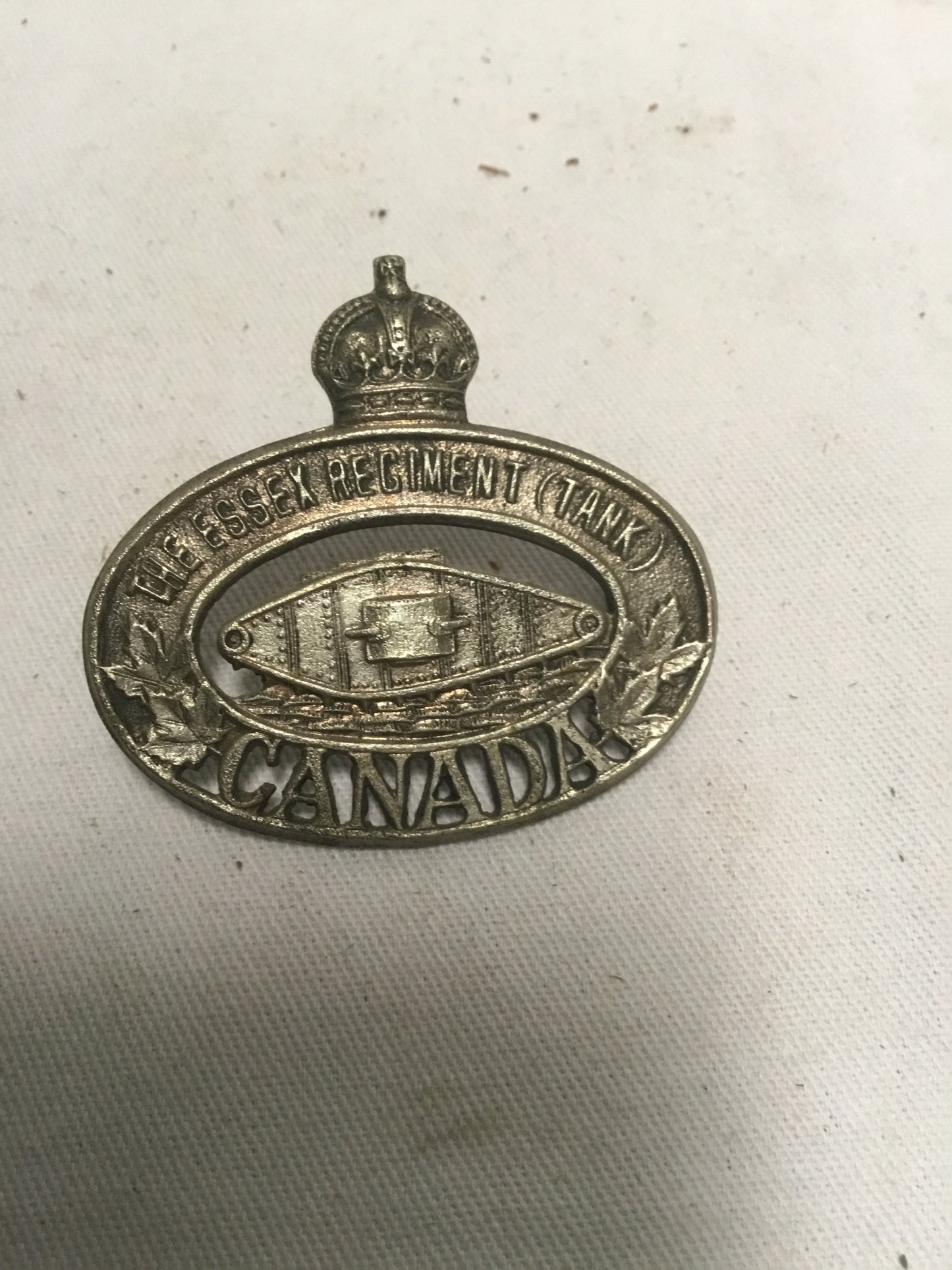 WW11 THE ESSEX REGIMENT (TANK) CANADA CAP BADGE