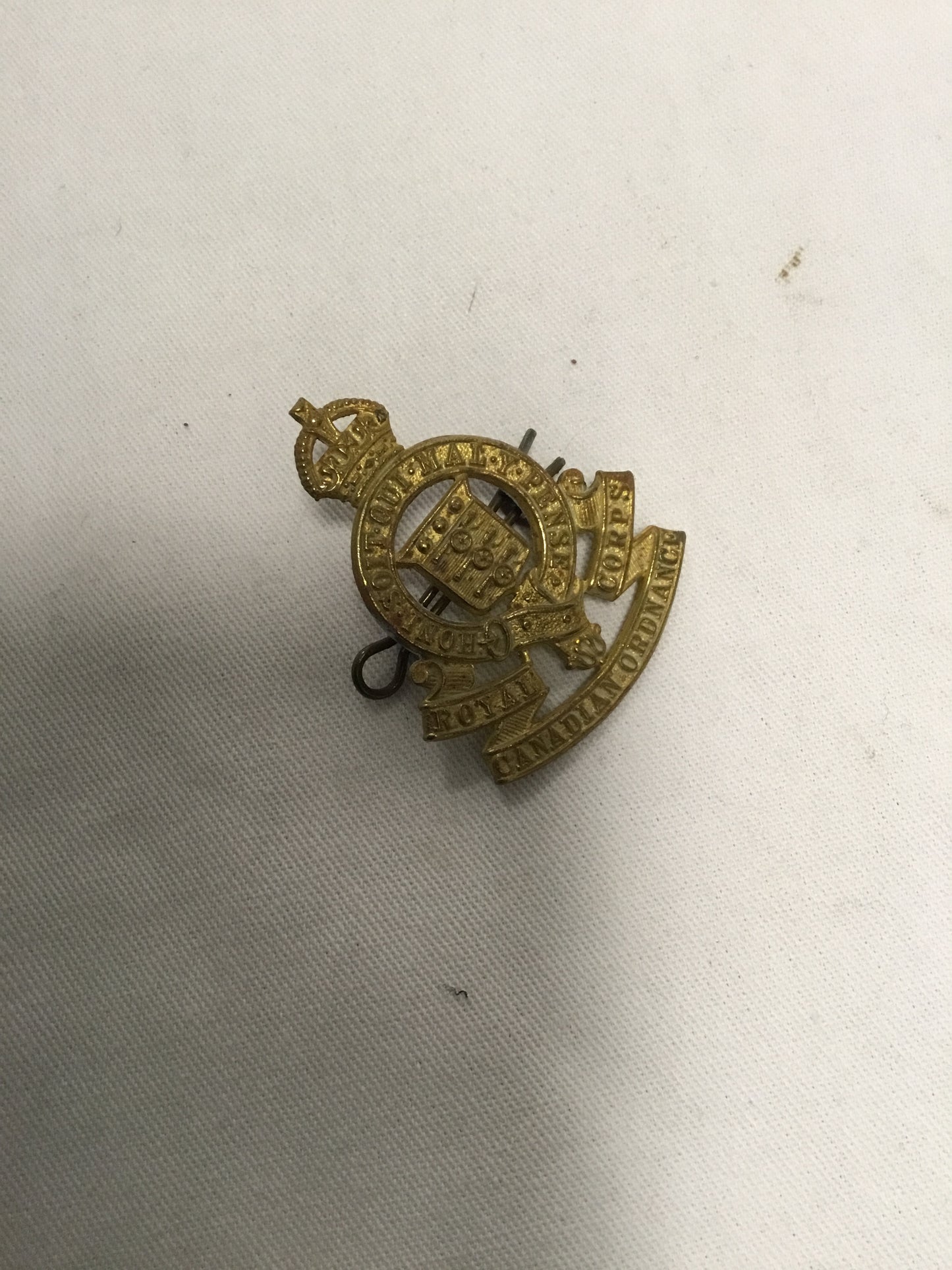 WW11 ROYAL CANADIAN ORDNANCE CORPS HAT BADGE