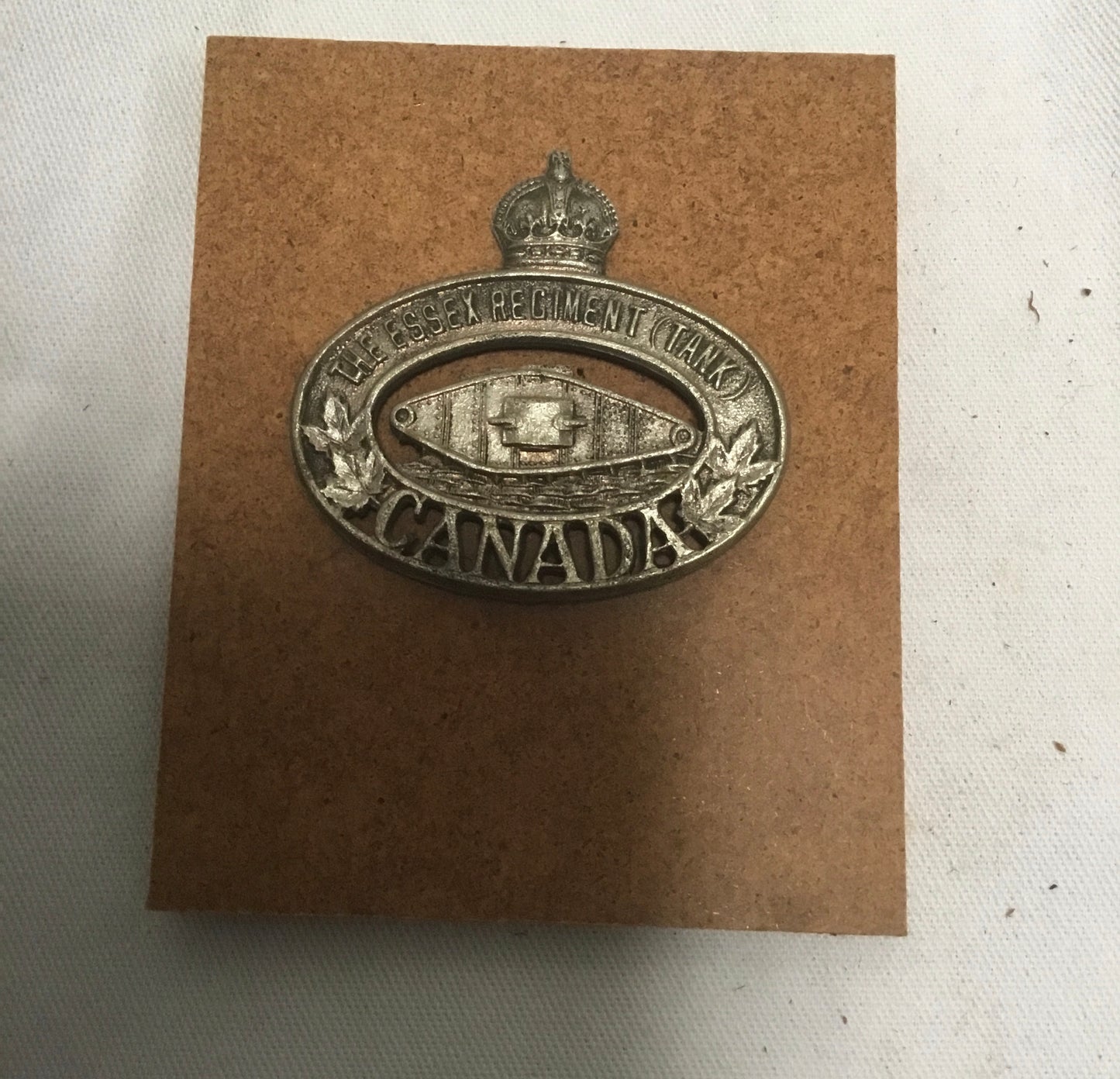 WW11 THE ESSEX REGIMENT (TANK) CANADA CAP BADGE