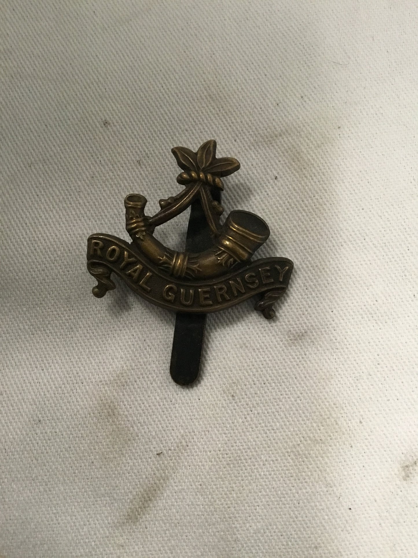 Original WW1 Royal GUERNEY light Infantry Regiment British Badge