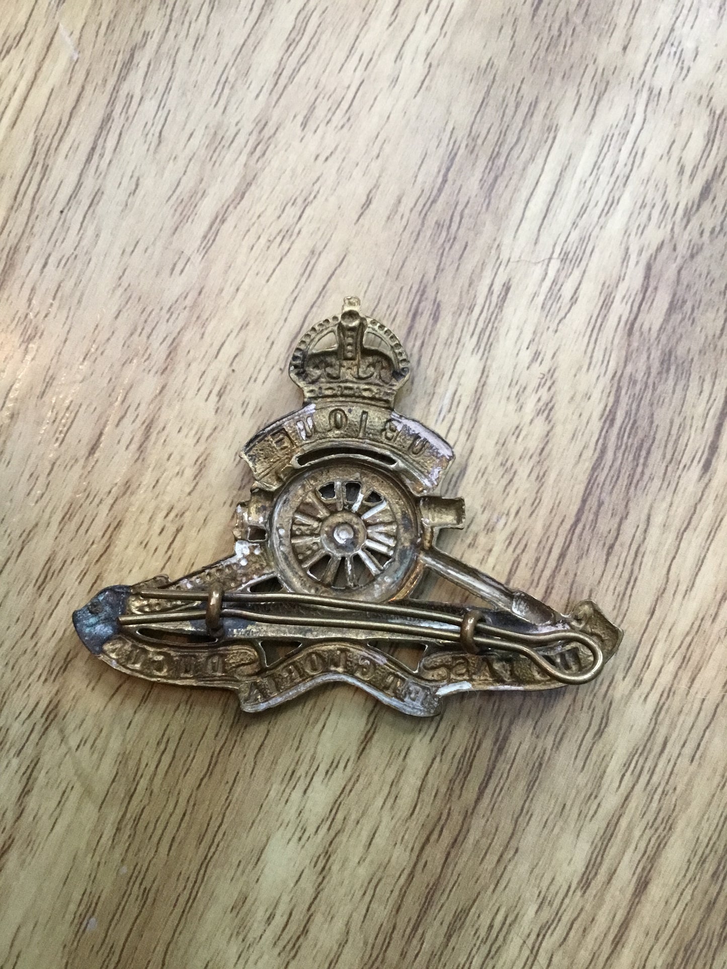 WW11 Artillery hat badge  Kings crown