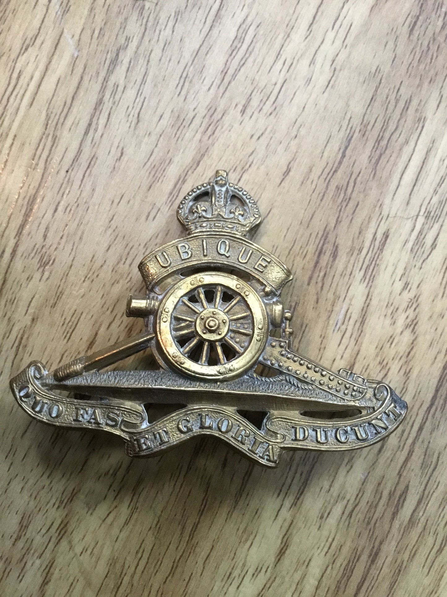 WW11 Artillery hat badge  Kings crown